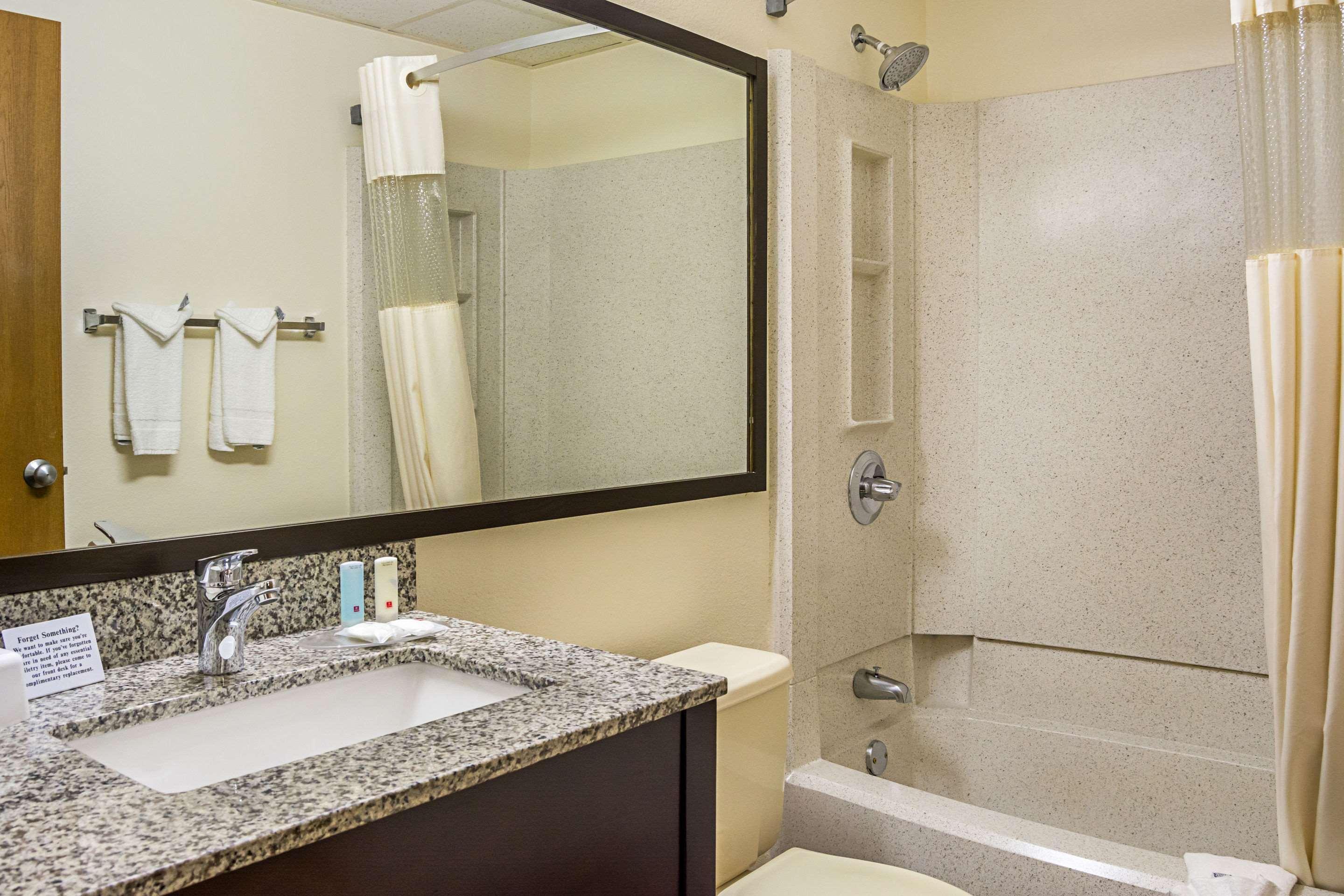 Quality Inn & Suites Clackamas - Portland Extérieur photo