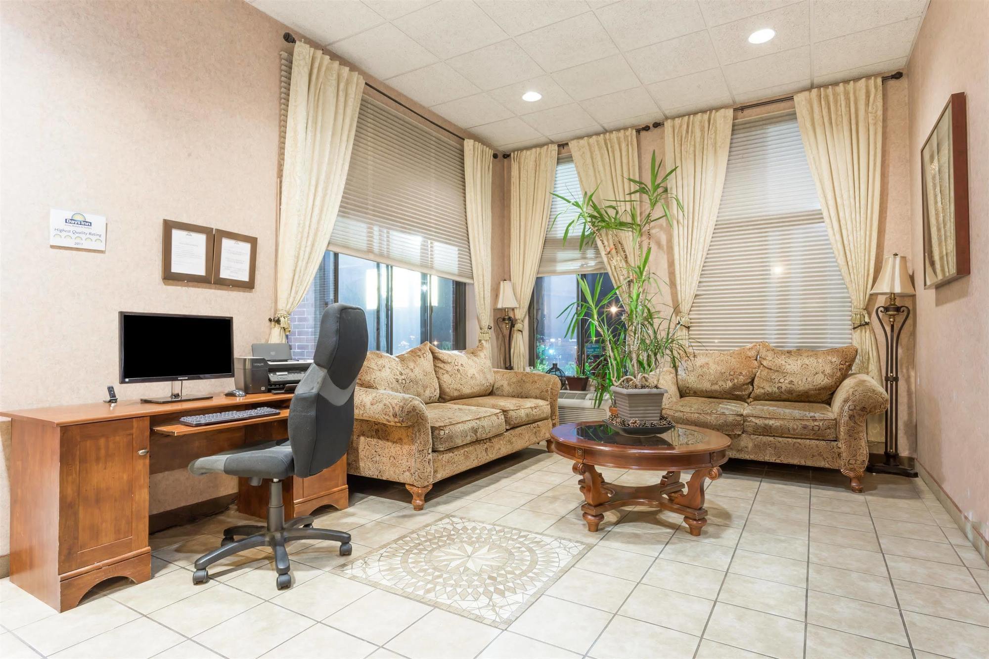 Quality Inn & Suites Clackamas - Portland Extérieur photo